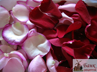 Как украсить праздничный стол лепестками роз, фото