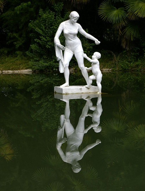 Статуя на воде. Фото