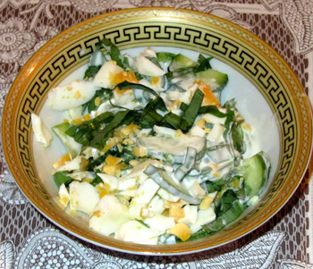 Весенний салат из черемши с огурцом, фото