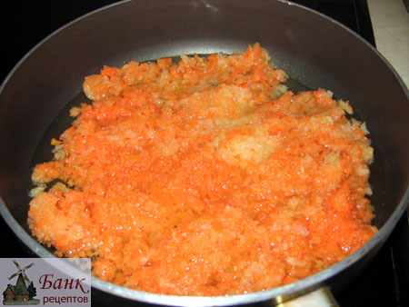 Лук и морковь на сковородке, фото