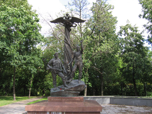 Памятник воинам-десантникам фото