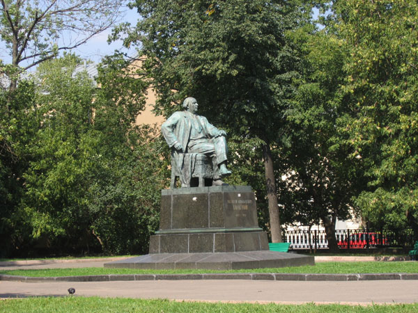 Памятник Алексею Толстому. Фото