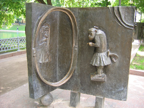 Зеркало и обезьяна на Патриарших Прудах. Фото