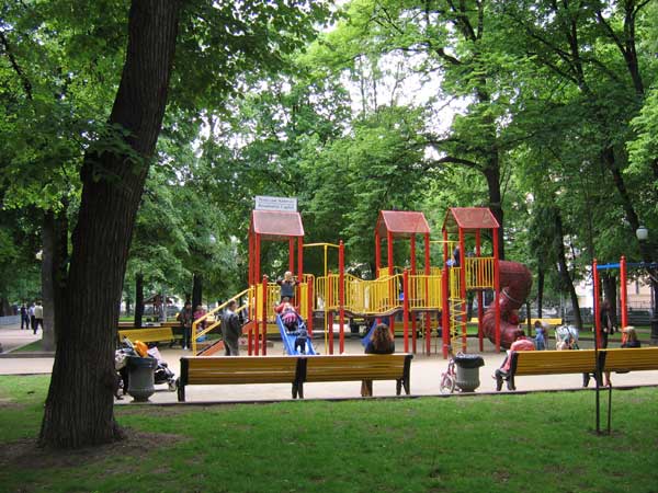 Детская площадка на Патриарших Прудах. Фото