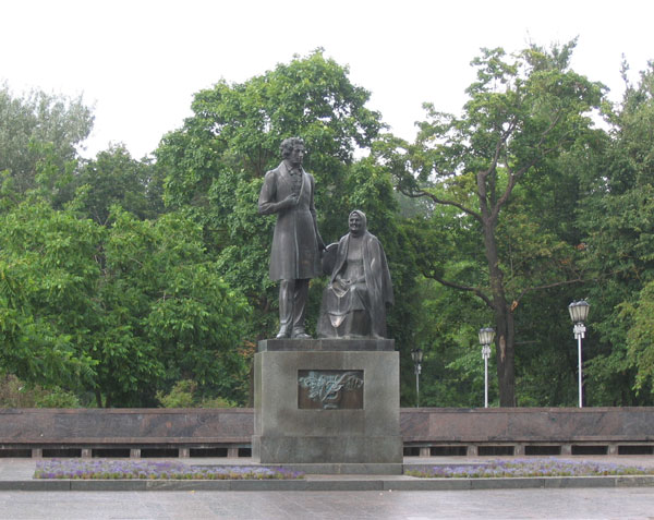 Памятник А.С.Пушкину и Арине Родионовне