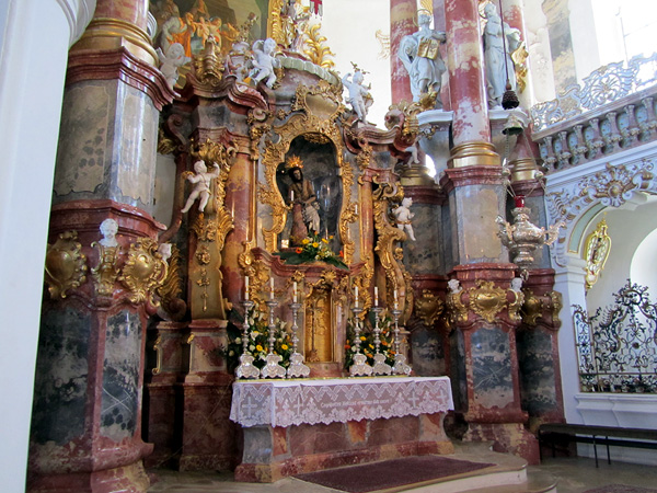 Церковь ВИС. Мраморные колонны , фото