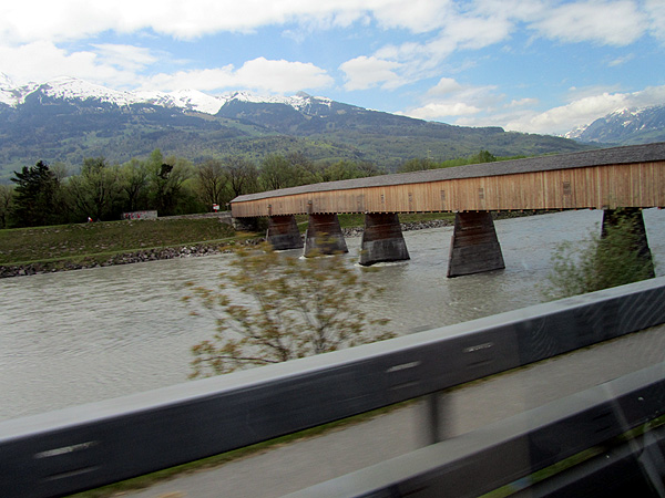 деревянный мост между Австрией и Швейцарией, фото