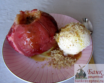 Десерт из печеного яблока с мороженым, фото
