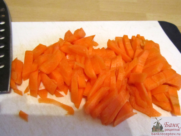 <добавляем нарезанную морковь, фото