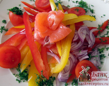 Рецепт салата с красным перцем и семгой, фото