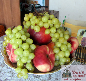 Персики и виноград, фото