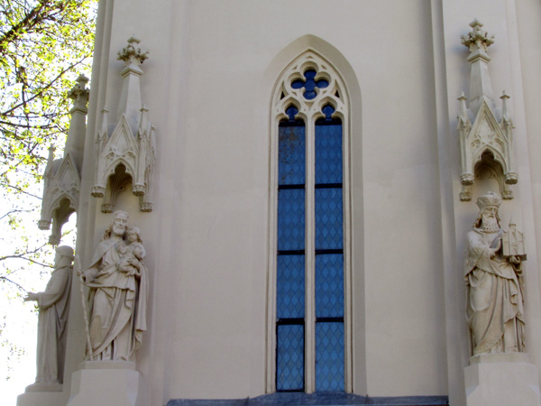 Фасад церкви - украшен рельефом. Фото