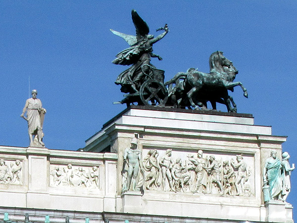 Вена. Скульптура на крыше
