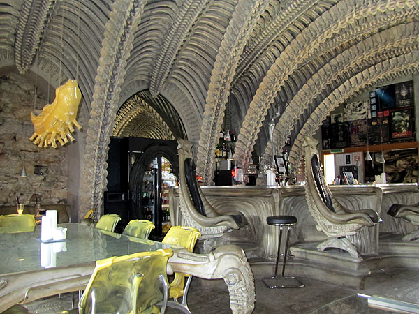 Гигер-бар в готическом стиле, фото