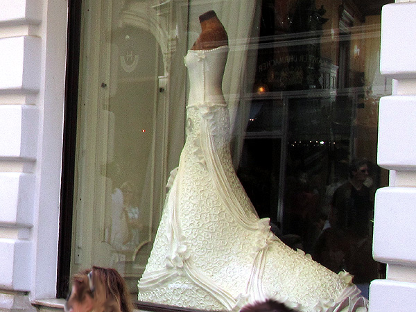 свадебное платье в витрине, фото