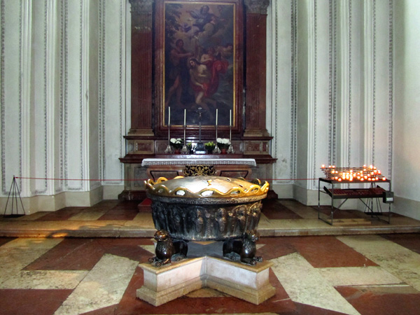 Купель, где крестили Моцарта, фото