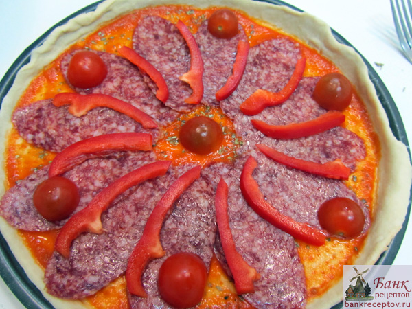 заготовка для пиццы с салями с помидорами и перцем, фото