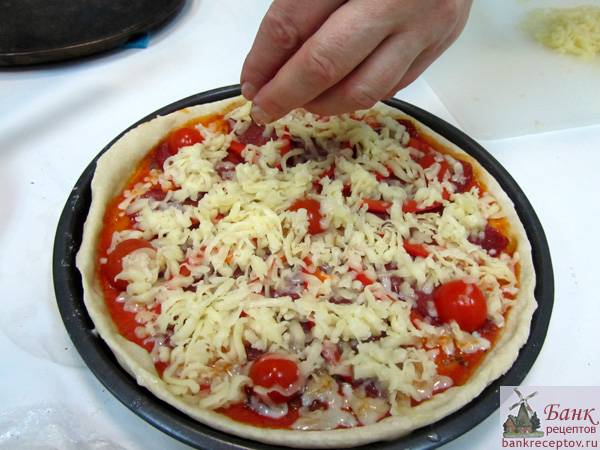выпекаем пиццу с салями с помидорами и перцем, фото
