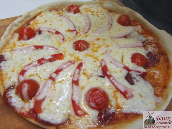 готовая пицца с салями с помидорами и перцем, фото