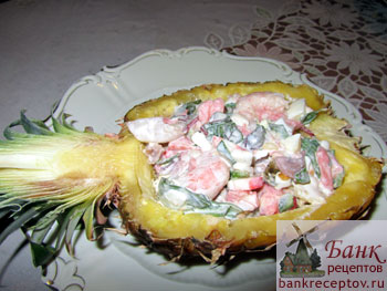 Рецепт салата с семгой и креветками в ананасе, фото