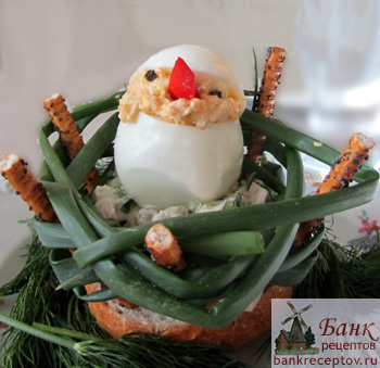Салат Оливье, цыпленок из яйца, фото