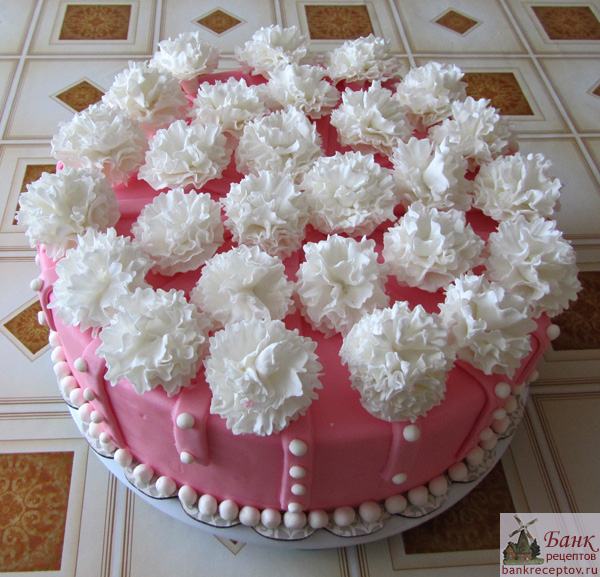 розовый торт с гвоздиками, фото