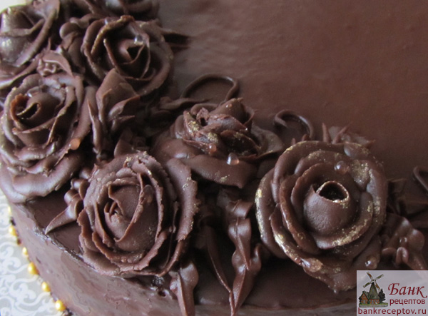 розы на шоколадном торте, фото