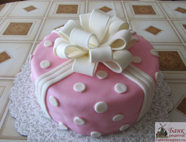 торт розовый с бантом из мастики, фото