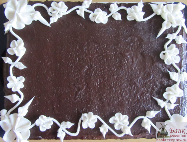 торт с белыми цветами, фото