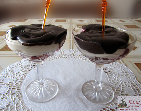 Десерт из зефира и вишни, фото