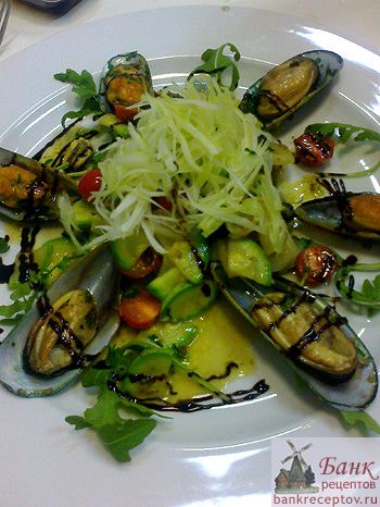 Теплый салат с мидиями и морепродуктами, рецепт и фото