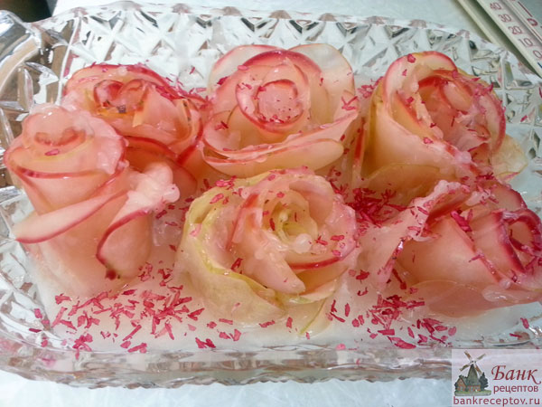 Яблочный десерт в виде розы, фото