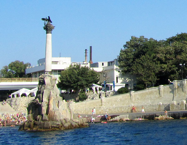 Памятник затопленным кораблям, вид с моря, фото