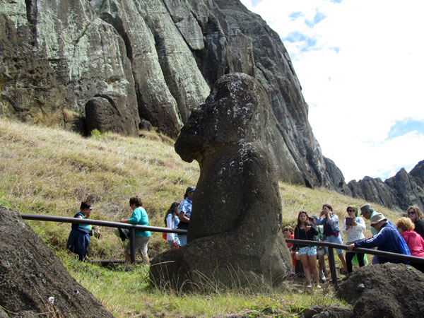 Туристическая группа на острове Пасхи, фото