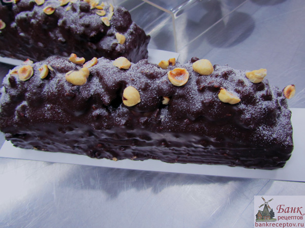 Шоколадный кекс с орехами, фото