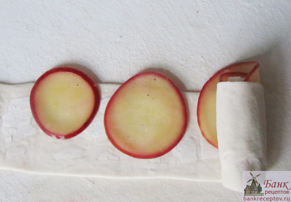 полоски из теста с яблоками, фото