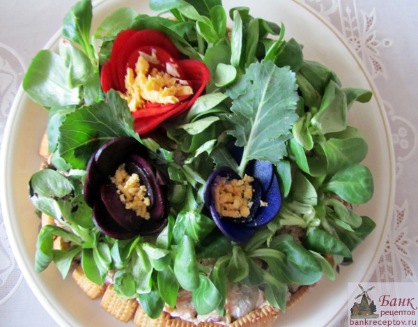 <Курица с грибами и черносливом, как сделать салат и красиво подать на стол, фото