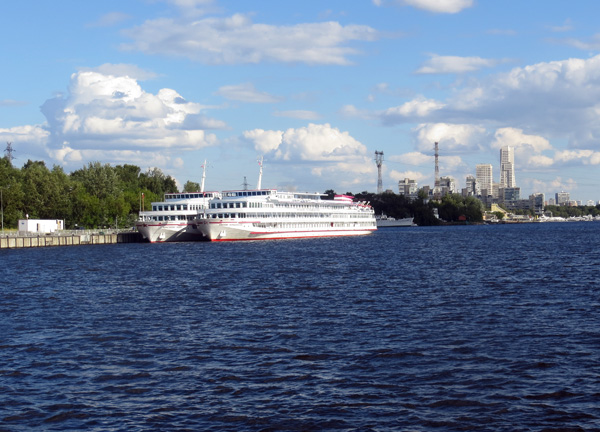 круизные корабли на Москва-реке, фото