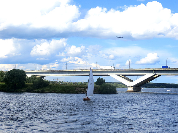 мост и парусник, фото