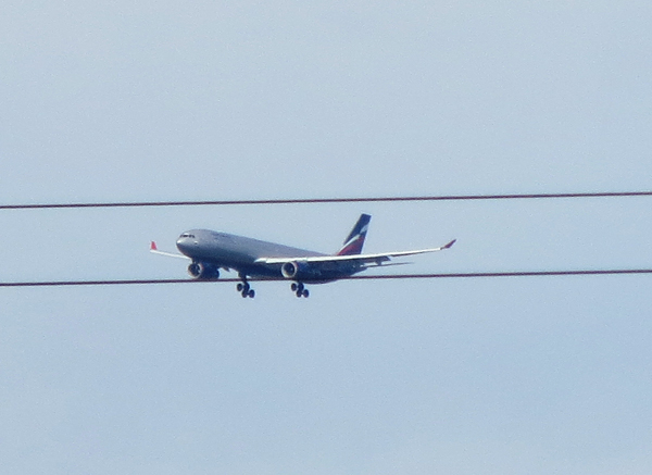 самолет в проводах, фото