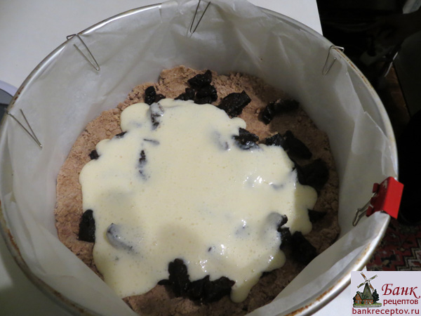 Первый слой пирога с черносливом, фото