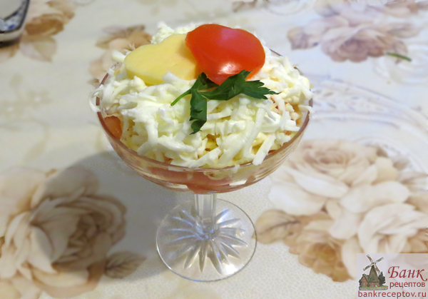 <Порционный салат с форелью и помидорами в креманках, фото
