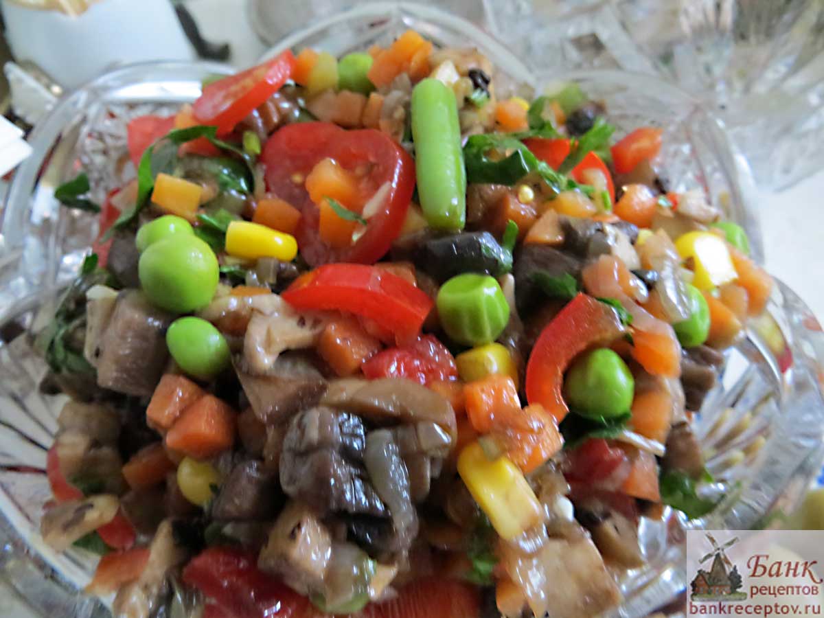 <Салат с овощами и жареными грибами, фото