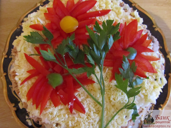 <Салат лососевый с цветком из помидора, фото