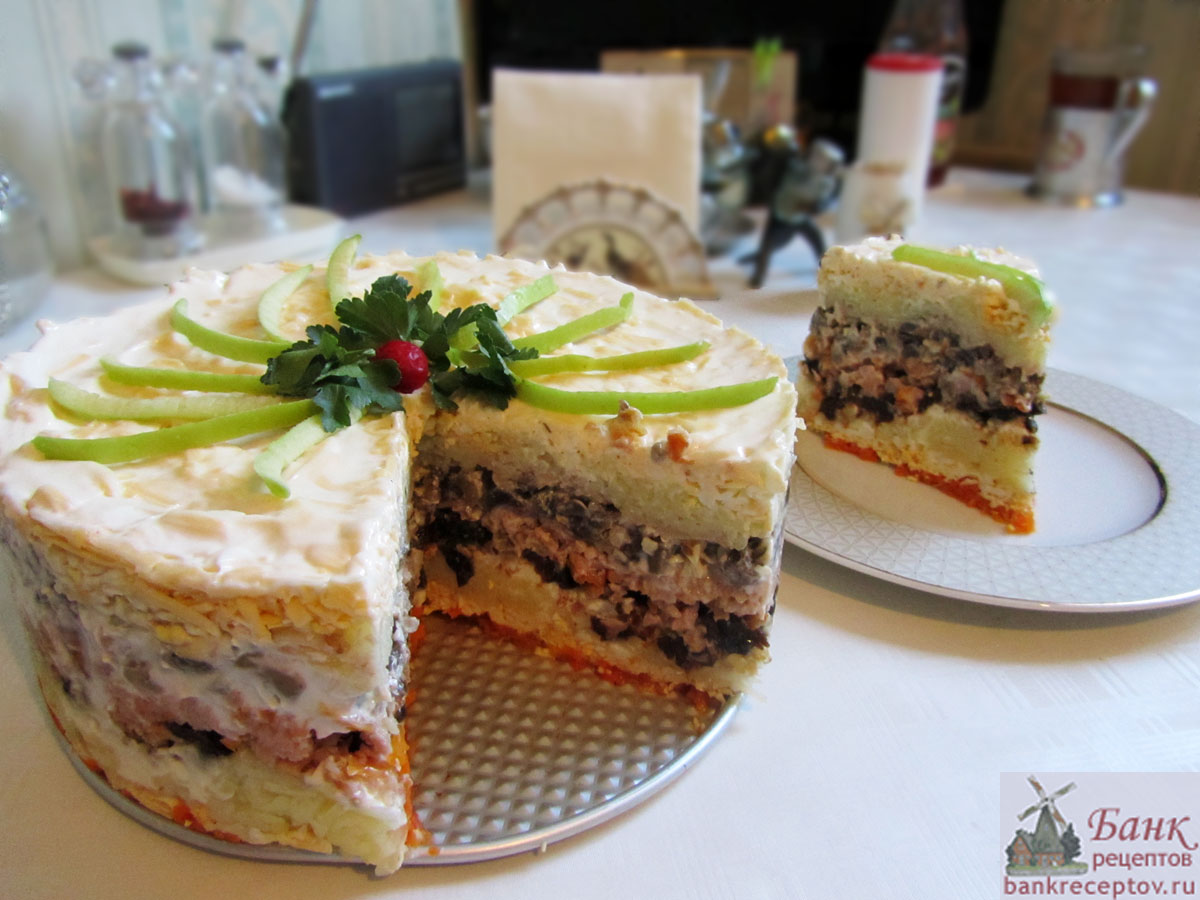 <Салат-торт с жареными грибами, фото