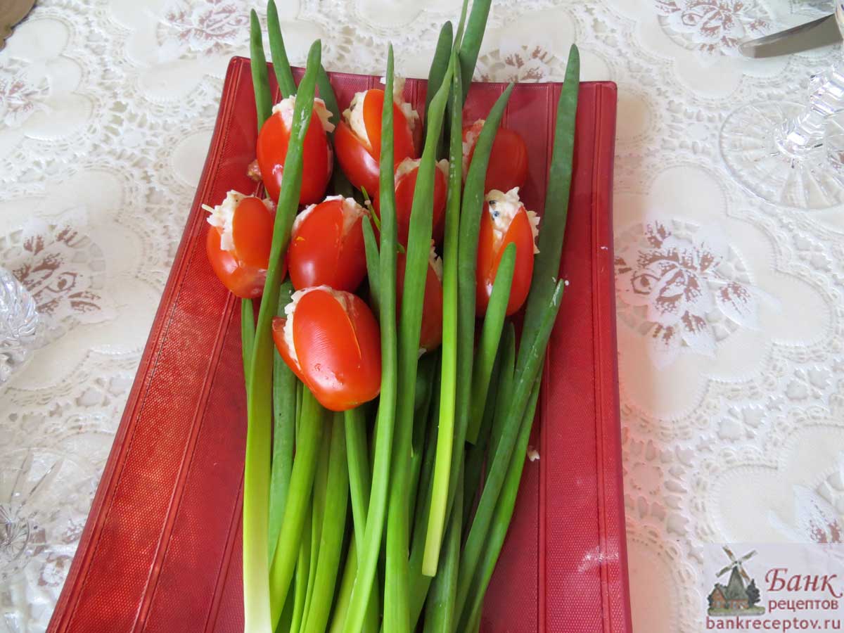 <Салат в тюльпанах из помидор черри, фото