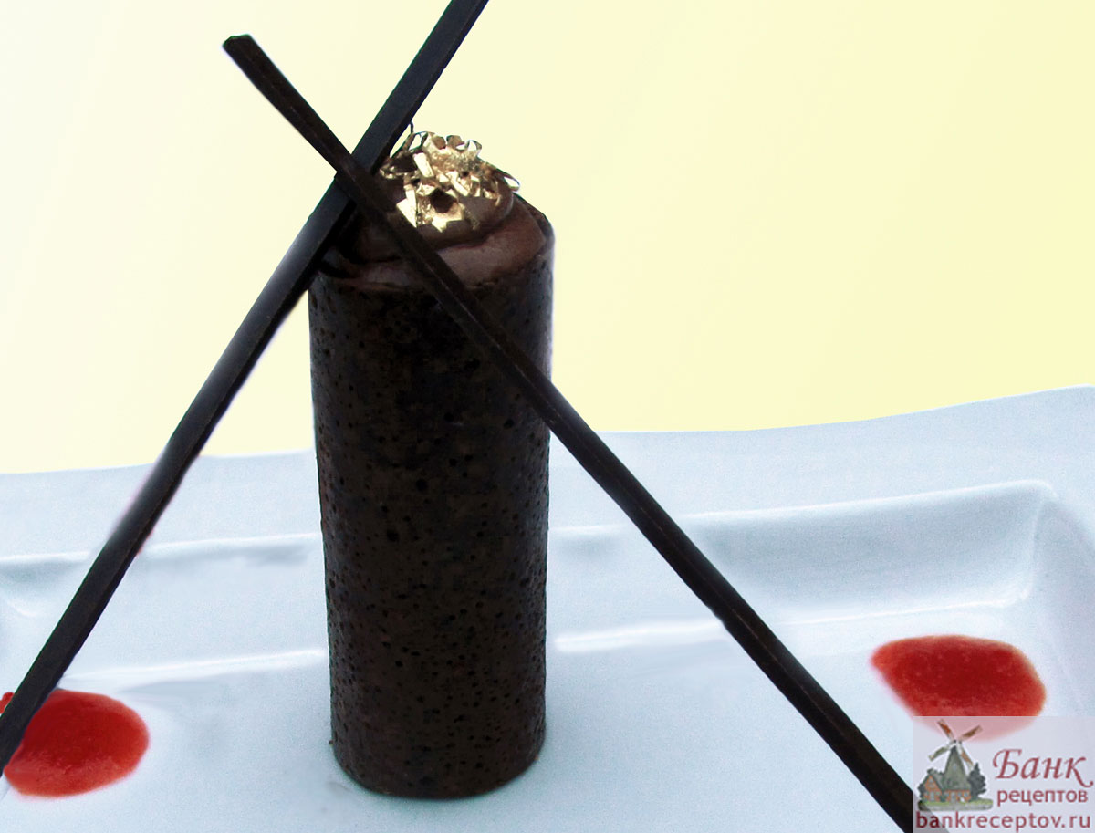 Шоколадный гратен с клубничным желе в шоколадной трубочке, фото