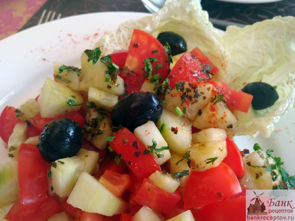 Салат из свежих овощей с маслинами, фото
