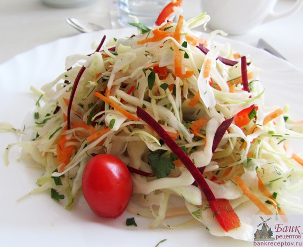 <Рецепт салата из свежей капусты и сырой свеклы, фото