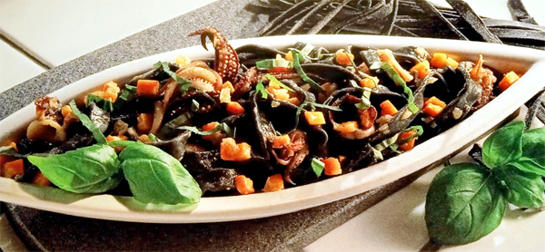 Черная лапша с чернилами каракатицы и овощами, фото